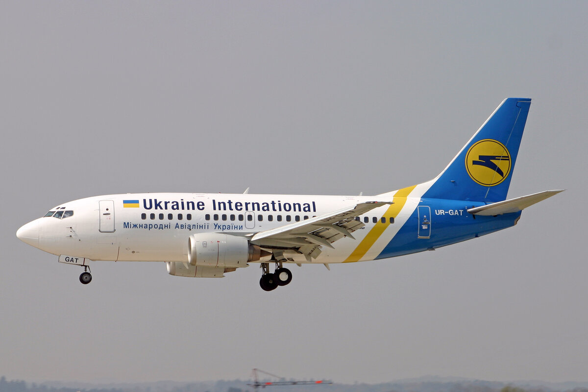 Ukraine International Airlines, UR-GAT, Boeing B737-528, msn: 25237/2464, 20.April 2006, ZRH Zürich, Switzerland.