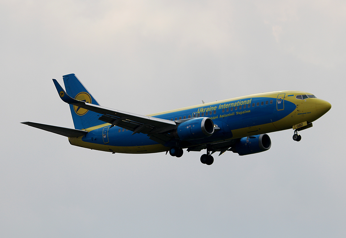 Ukraine International B 737-36Q UR-GBD bei der Landung in Berlin-Tegel am 01.05.2015