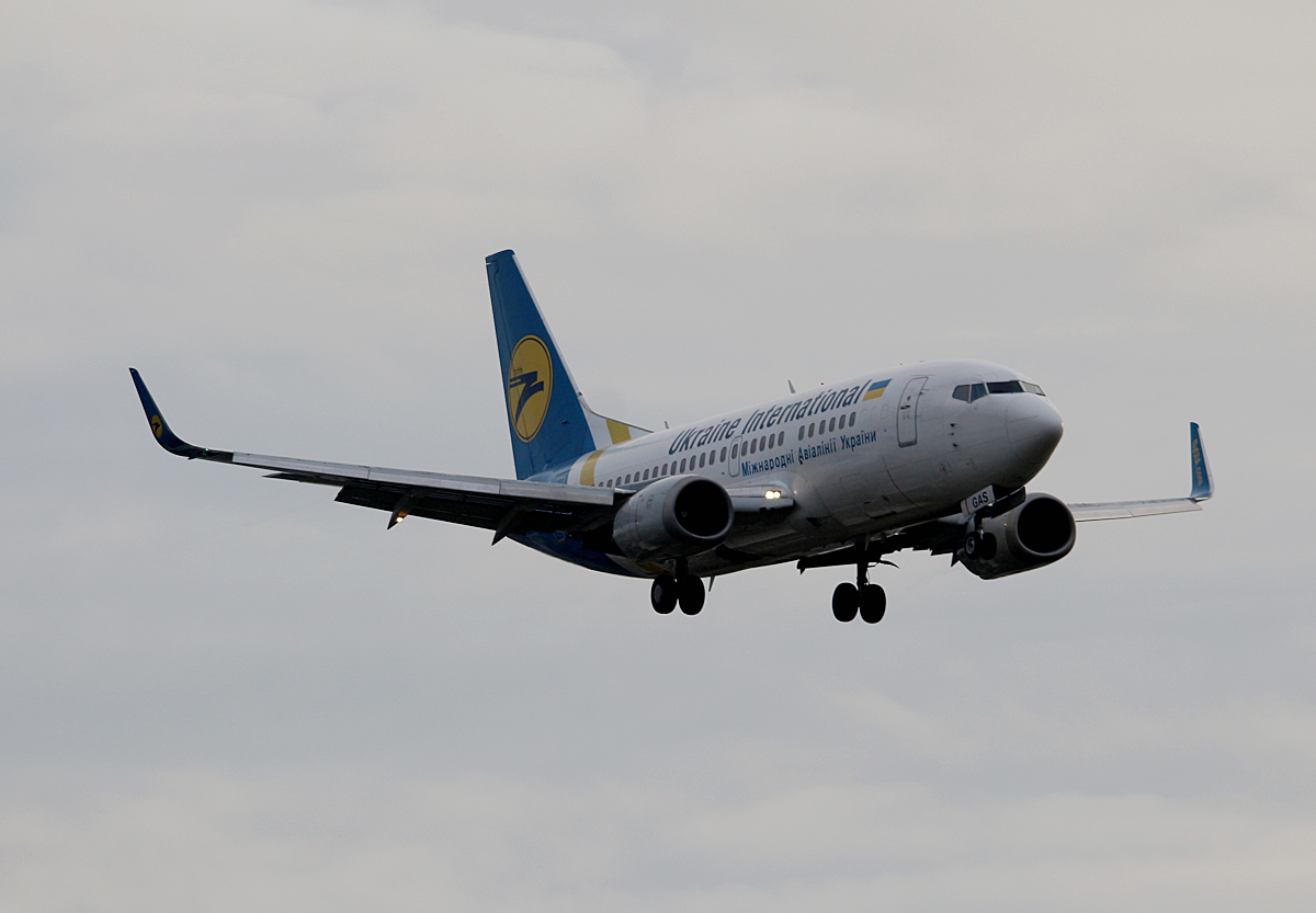Ukraine International B 737-528 UR-GAS bei der Landung in Berlin-Tegel am 19.12.2015