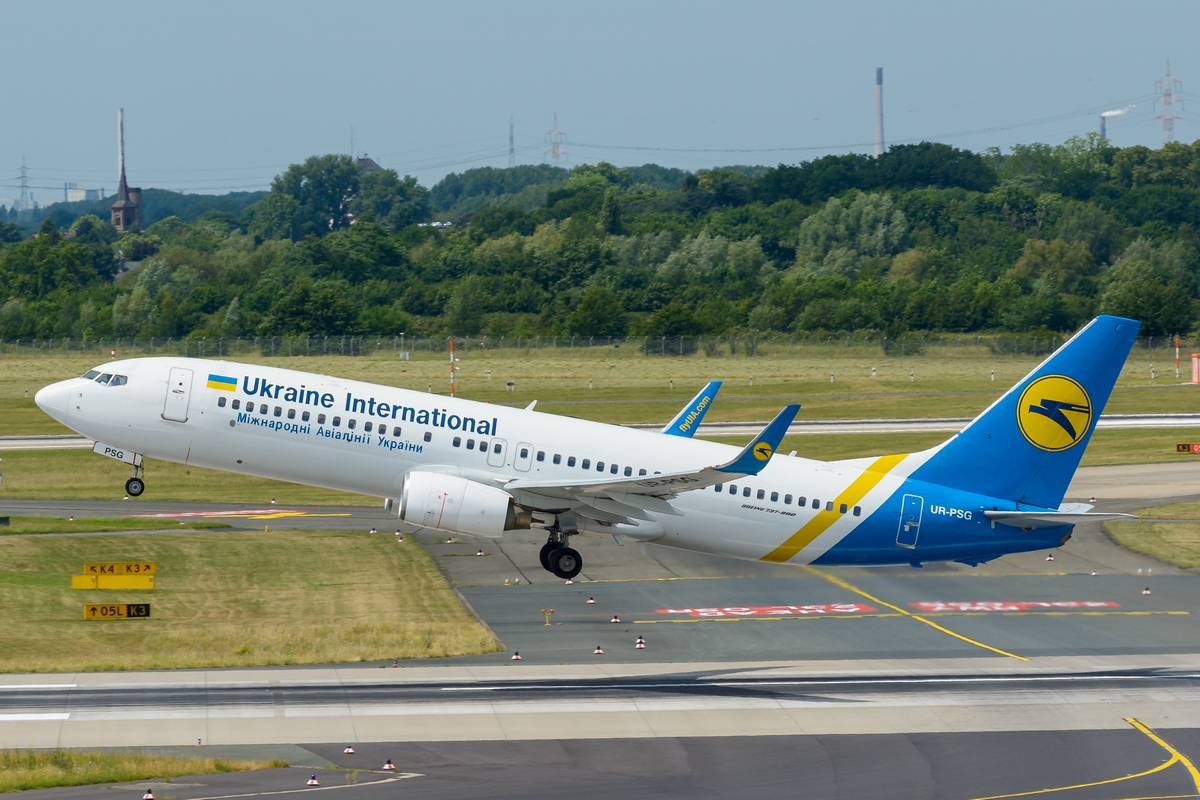 Ukraine International Boeing 737-800 UR-PSG am 11.06.2017 in Düsseldorf.