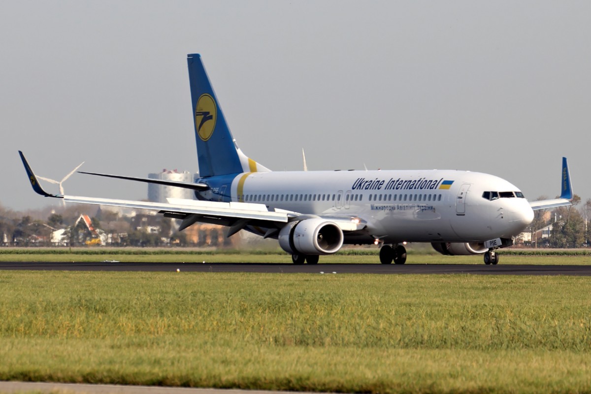Ukraine International UR-PSE nach der Landung in Amsterdam 1.11.2014