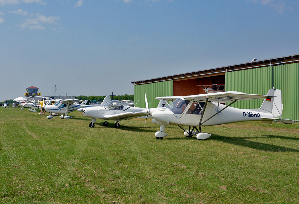 UL-Fliegerlinie am Flugplatz Müggenhausen mit u.a. Ikarus C-42, Roland-Aircraft Z 602 usw. - 08.06.2014