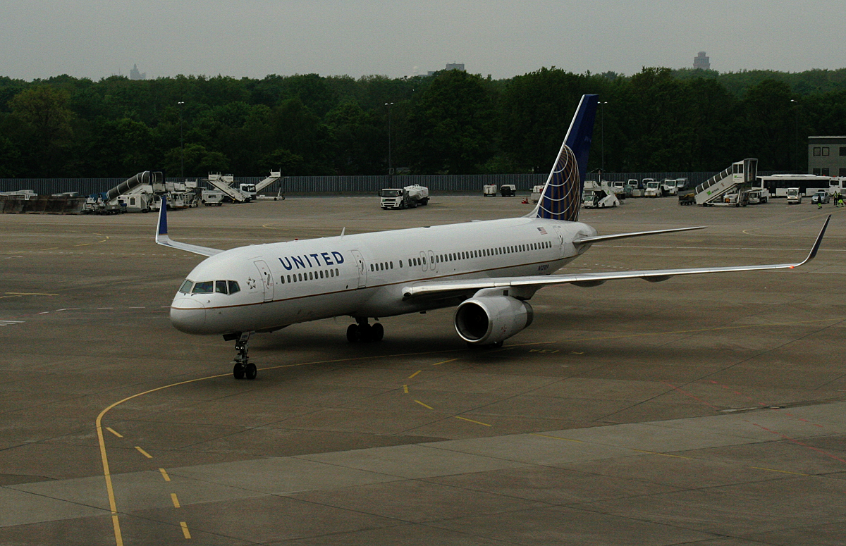 United Airlines B 757-224 N12109 bei der Ankunft in Berlin-Tegel am 27.04.2014