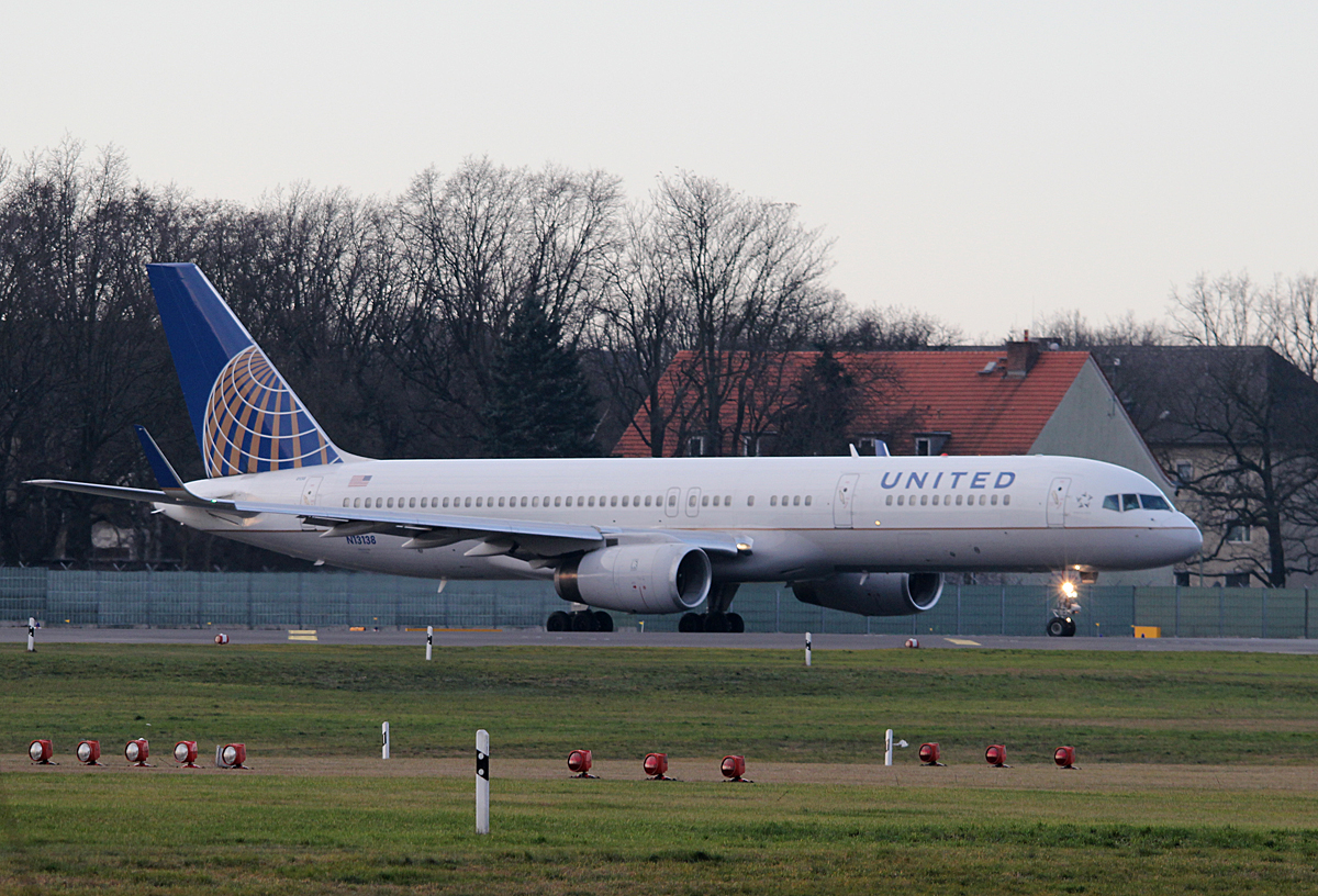 United Airlines B 757-224 N13138 kurz vor dem Start in Berlin-Tegel am 11.01.2014
