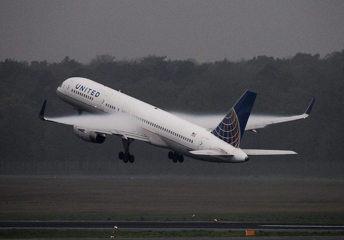 United Airlines B 757-224 N14107 beim Start in Berlin-Tegel am 12.04.2014