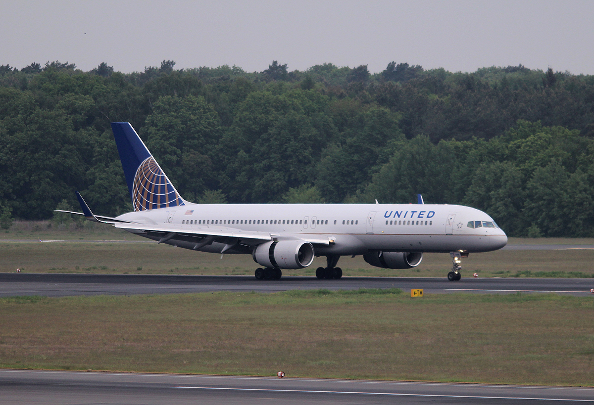 United Airlines B 757-224 N14115 nach der Landung in Berlin-Tegel am 18.05.2013