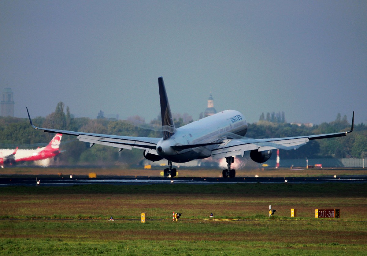 United Airlines B 757-224 N17128 bei der Landung in Berlin-Tegel am 01.05.2015