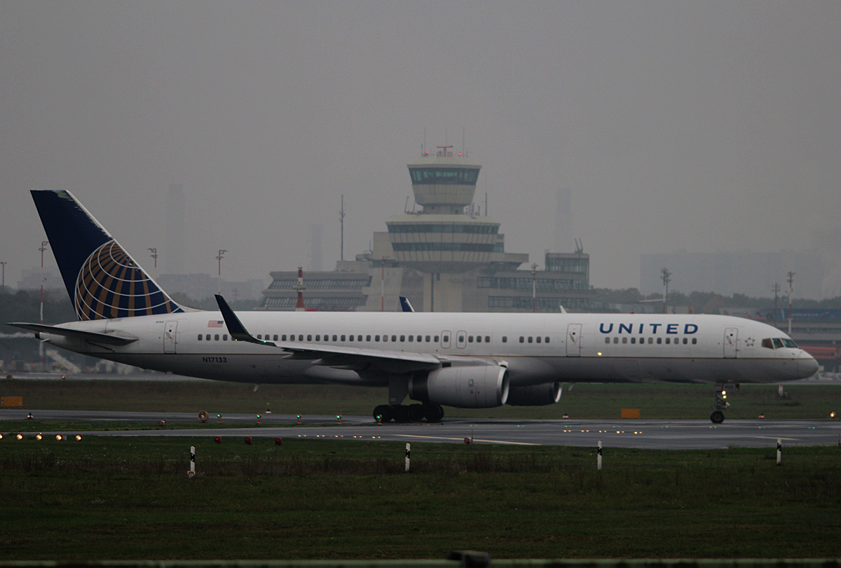 United Airlines B 757-224 N17133 kurz vor dem Start in Berlin-Tegel am 26.10.2014