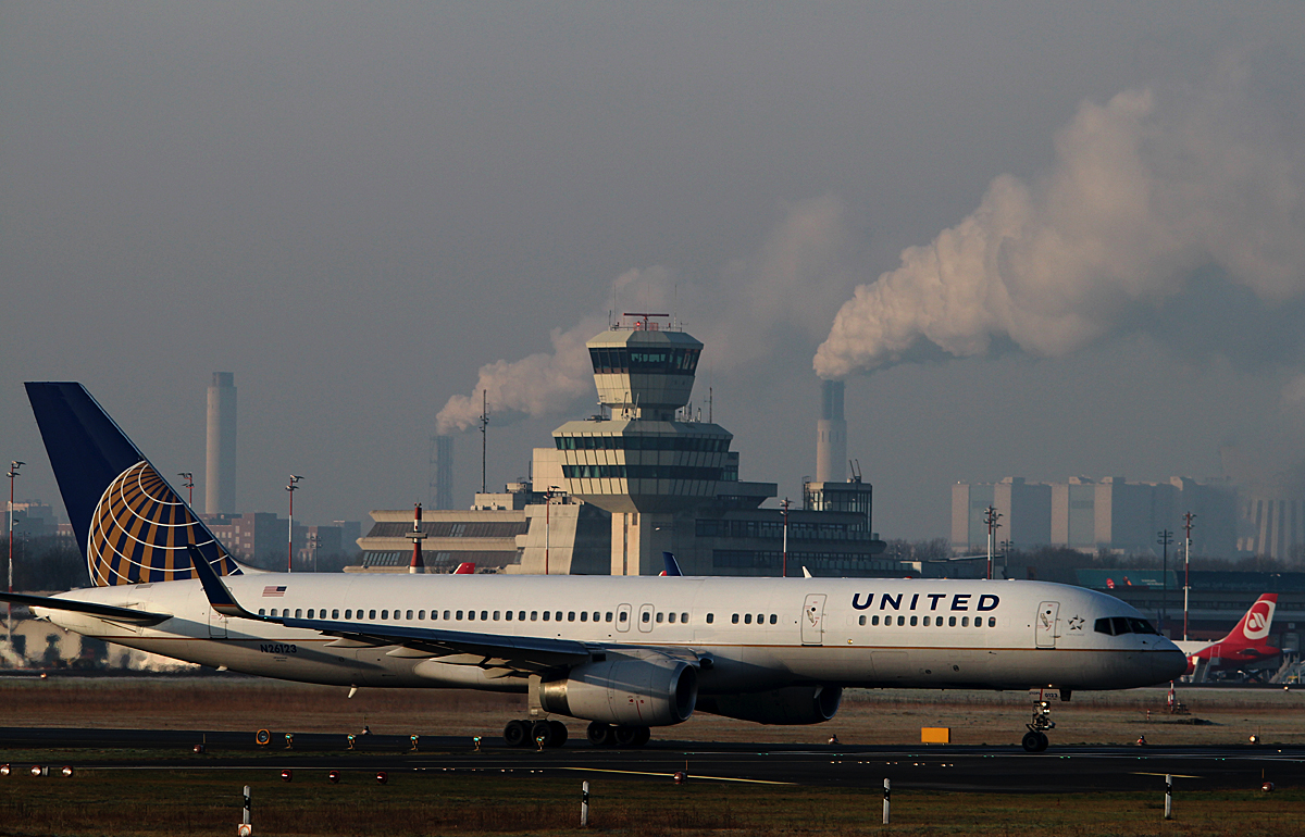 United Airlines B 757-224 N26123 kurz vor dem Start in Berlin-Tegel am 18.01.2015