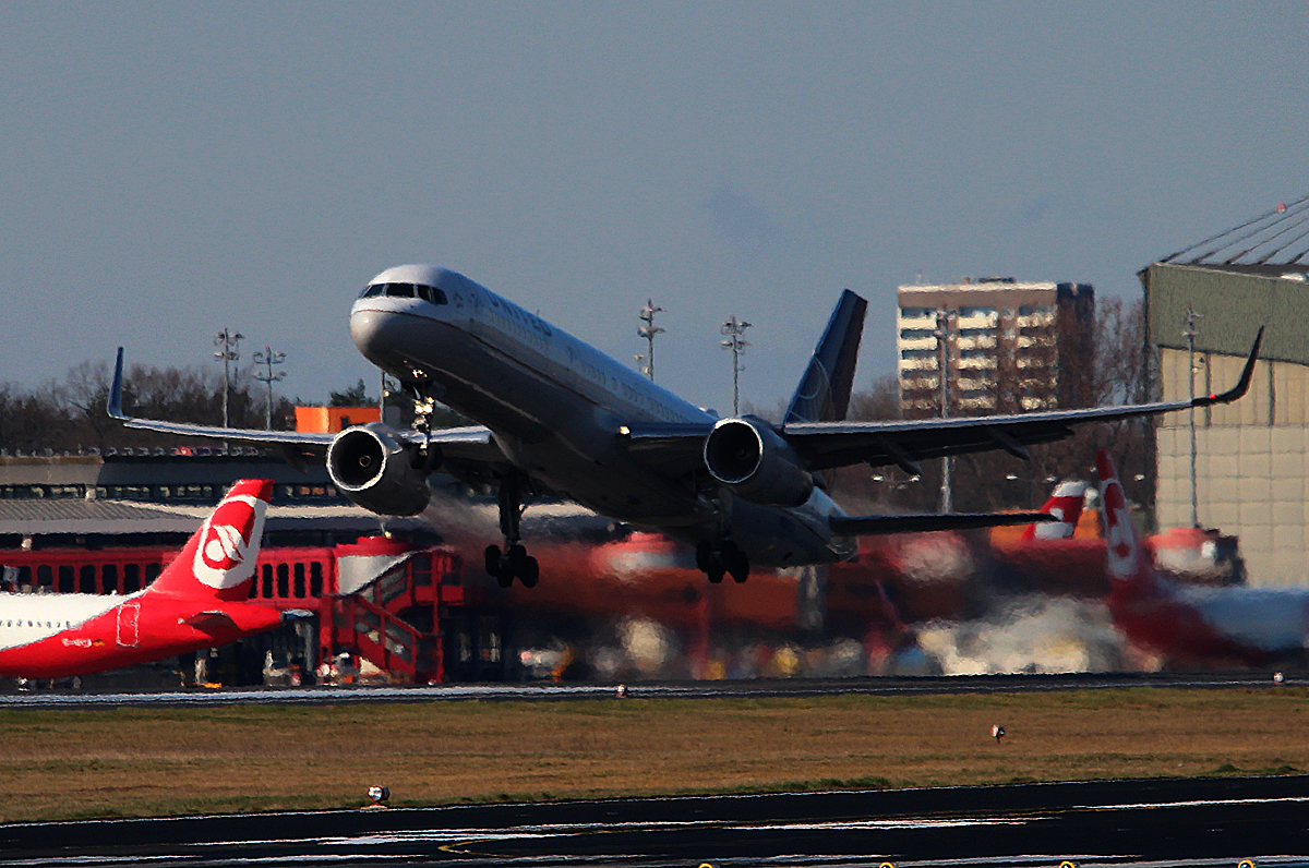 United Airlines B 757-224 N26123 beim Start in Berlin-Tegel am 06.04.2015
