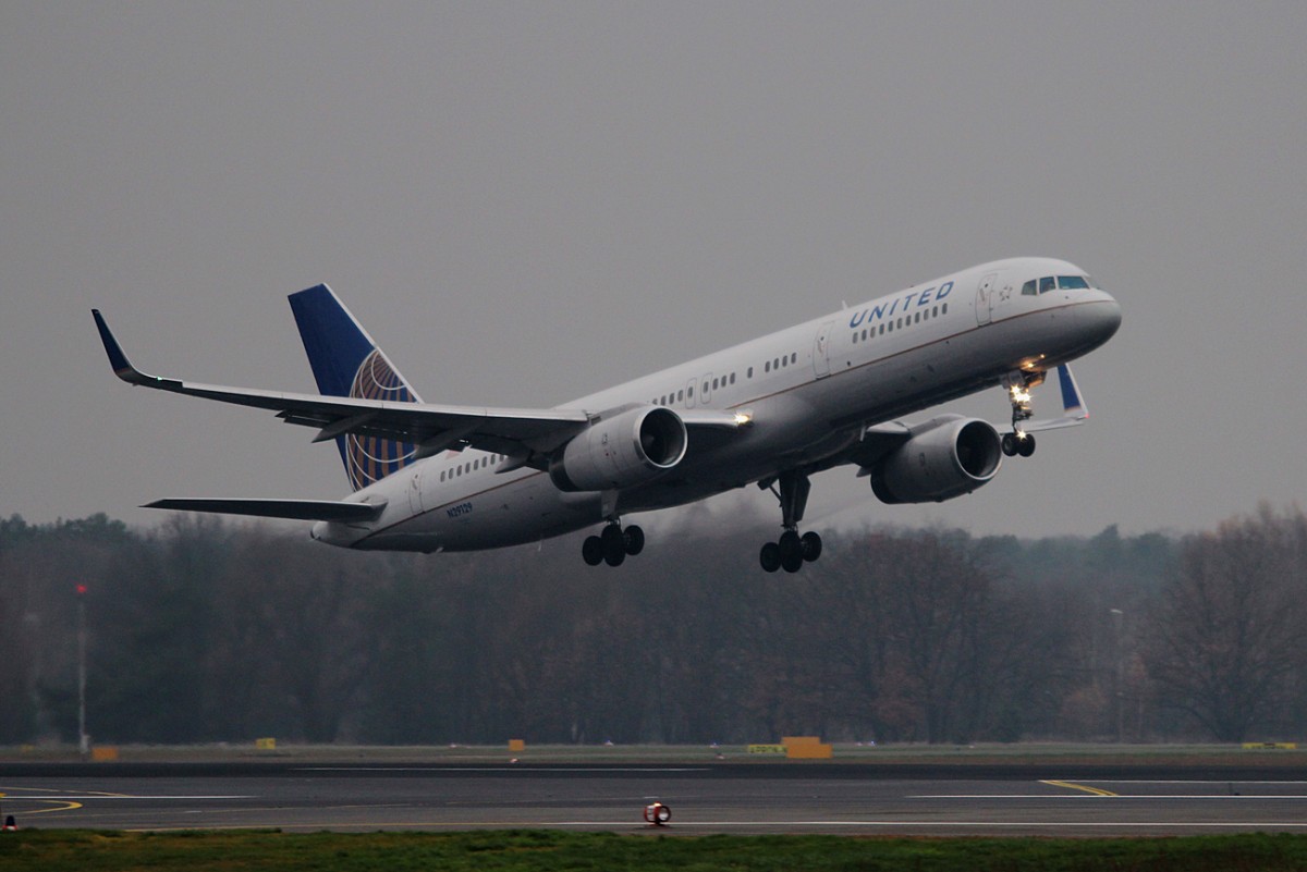 United Airlines B 757-224 N29129 beim Start in Berlin-Tegel am 29.11.2014