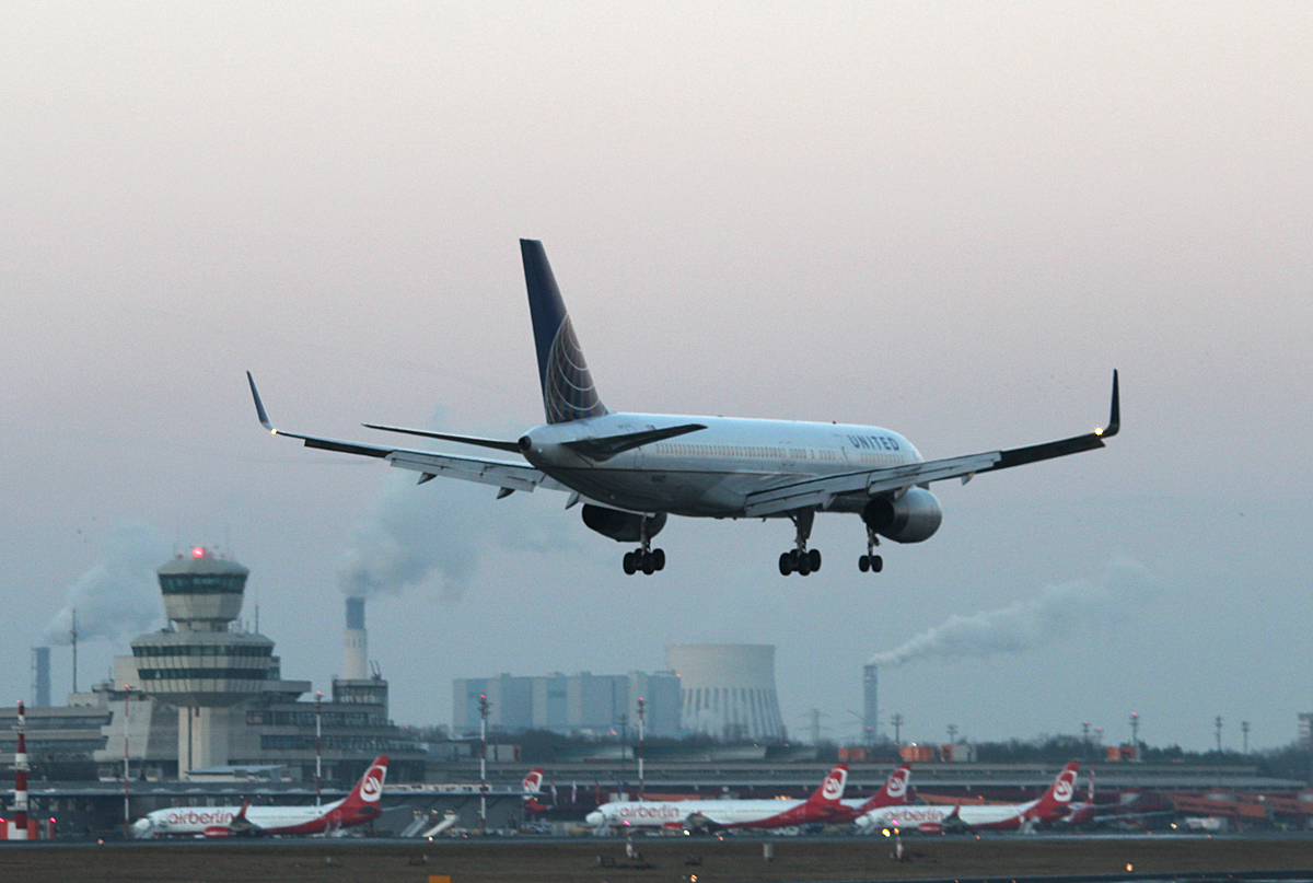 United Airlines B 757-224 N34131 bei der Landung in Berlin-Tegel am 22.02.2014