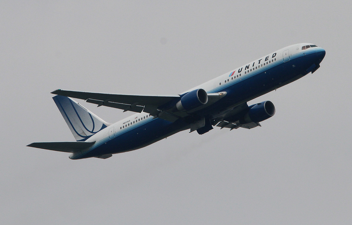 United Airlines B 767-322(ER) N651UA beim Start in Frankfurt am 10.06.2013