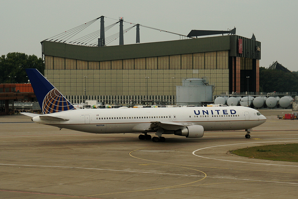 United Airlines B 767-322(ER)N657UA auf dem Weg zum Start in Berlin-Tegel am 13.09.2015