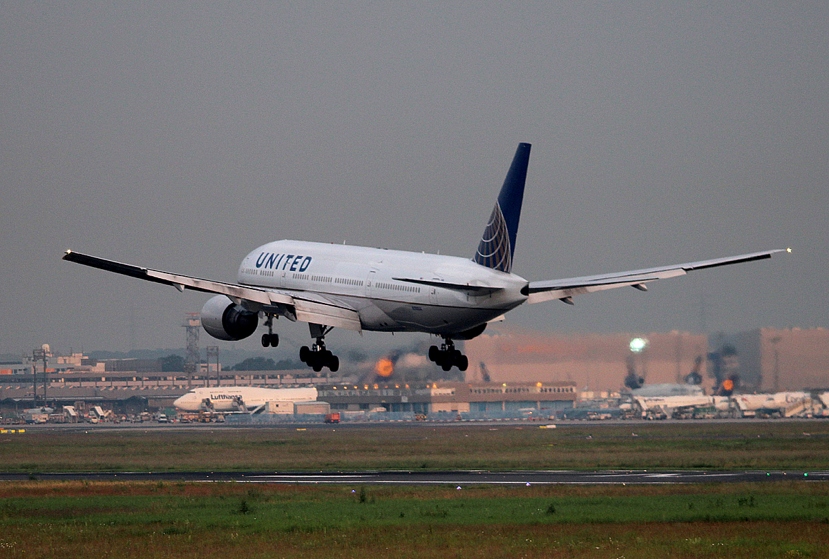 United Airlines B 777-222 N780UA bei der Landung in Frankfurt am frhen Morgen des 12.06.2013