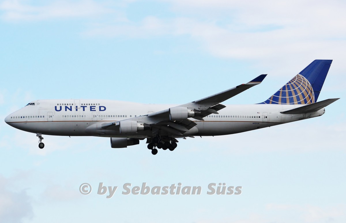 United Airlines B747-400 N117UA on short final rwy 25L at Frankfurt. 30.9.14