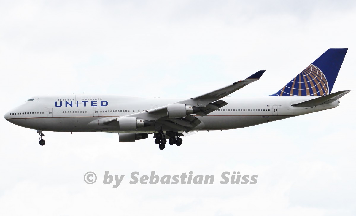 United Airlines B747-400 N199UA on short final rwy 25L at Frankfurt. 30.9.14