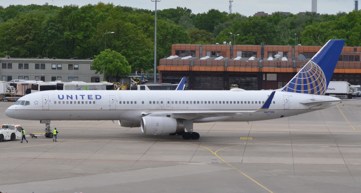 United Airlines Boeing 757-200 N67134 in Berlin-Tegel am 10.05.15 bereit zum Start.