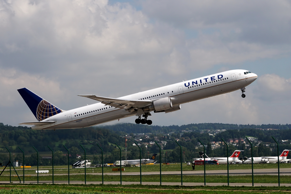 United Airlines, Boeing 767-424/ER, N66057. Ein frischer Septembertag in Zürich. Die Boeing startet eindrucksvoll vom RWY 16 zur Mittagszeit in den Wolkenhimmel. Das Ziel ist Washington DC. 2.9.2014