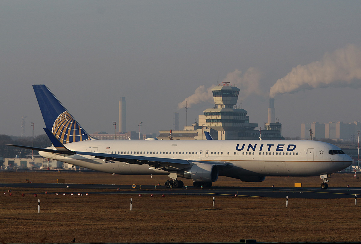 United Airlines, Boeing B 767-322(ER), N670UA, TXL, 29.01.2017
