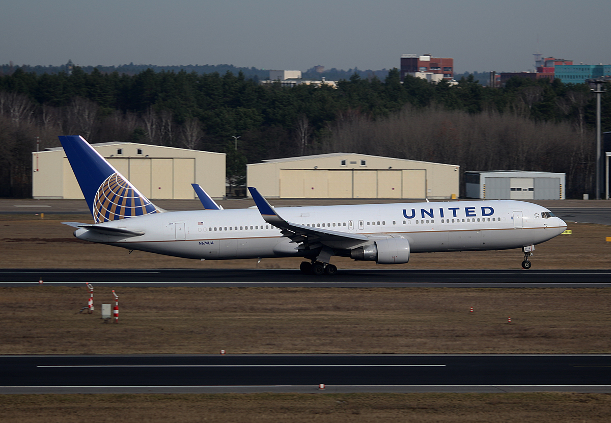 United Airlines, Boeing B 767-322(ER), N674UA, TXL, 04.03.2017
