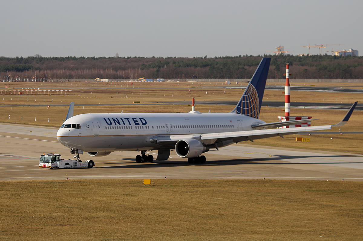 United Airlines, Boeing B 767-322(ER), N668UA, TXL, 04.03.2017
