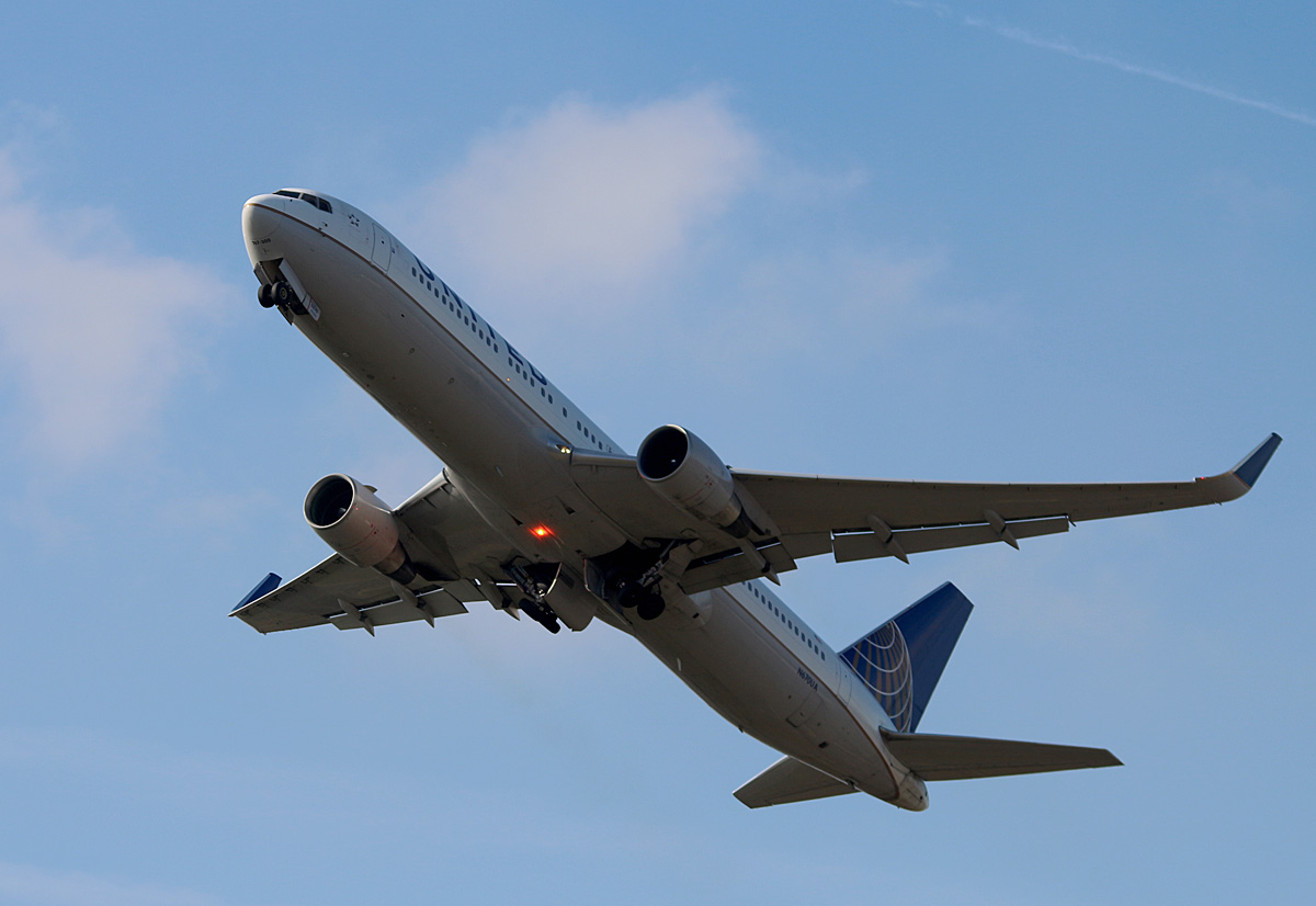 United Airlines, Boeing B 767-322(Er), N670UA, TXL, 26.03.2017