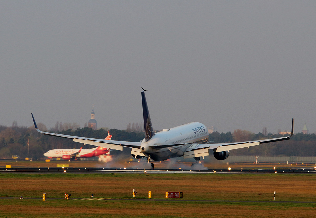 United Airlines, Boeing B 767-322(ER), N669UA, TXL, 02.04.2017