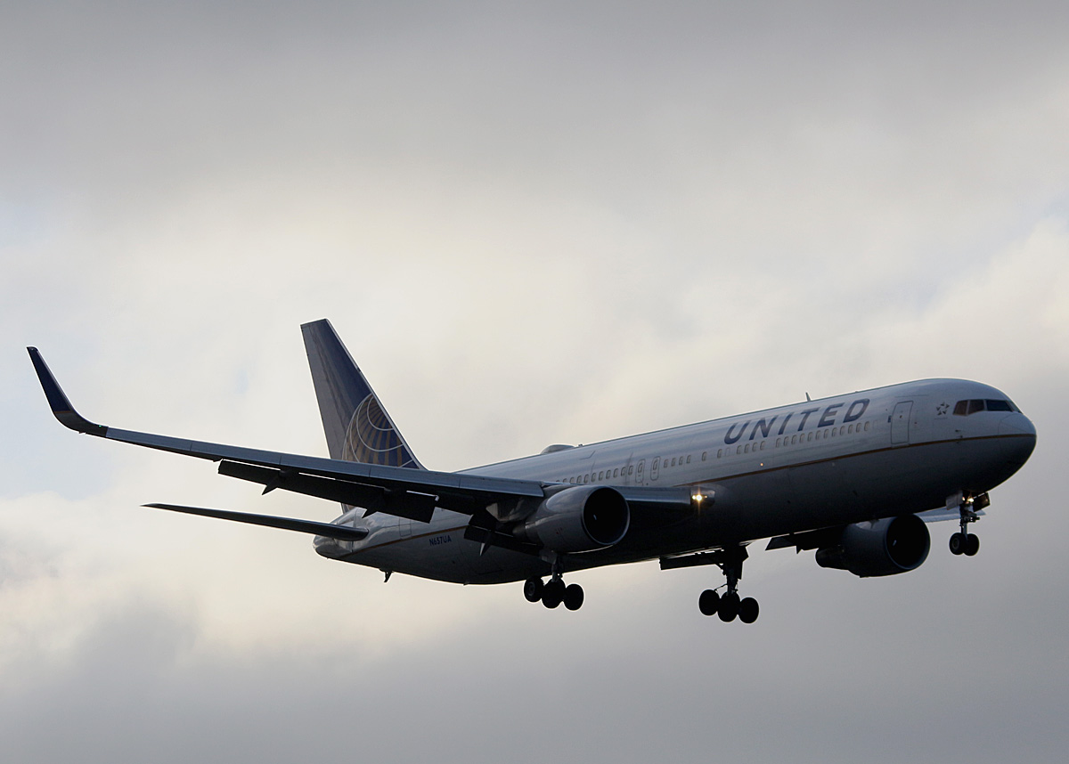 United Airlines, Boeing B 767-322(ER), N657UA, TXL, 14.04.2017