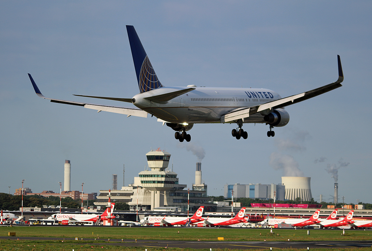 United Airlines, Boeing B 767-322(ER), N668UA, TXL, 05.08.2017