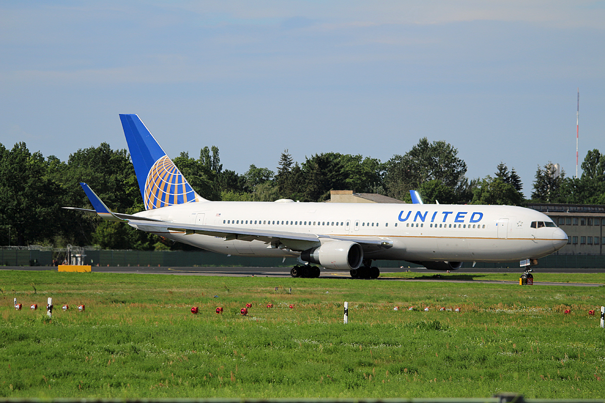 United Airlines, Boeing B 767-322(ER), N663UA, TXL, 05.08.2017