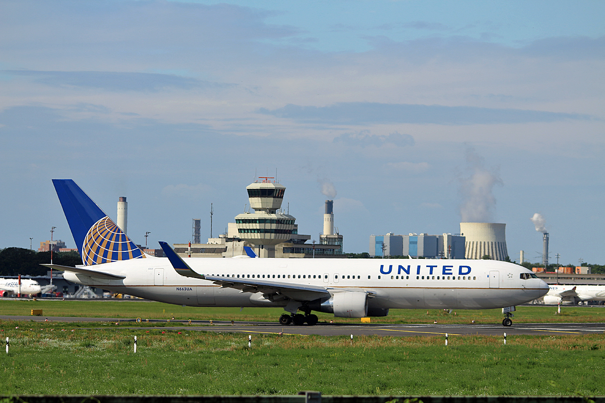 United Airlines, Boeing B 767-322(ER), N663UA, TXL, 05.08.2017