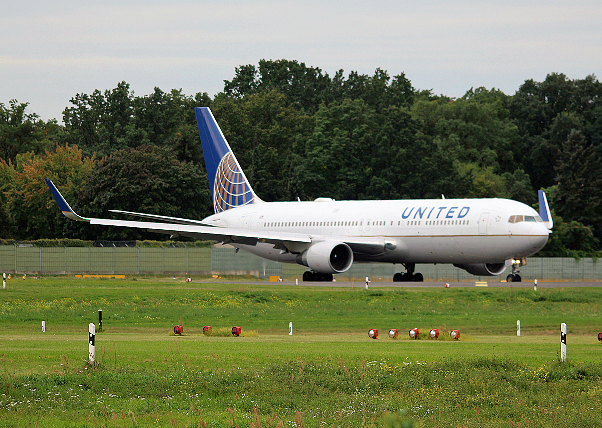 United Airlines, Boeing B 767-322(ER), N669UA, TXL, 12.09.2017