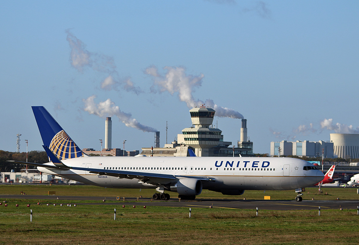 United Airlines, Boeing B 767-322(ER), N652UA, TXL, 30.10.2017