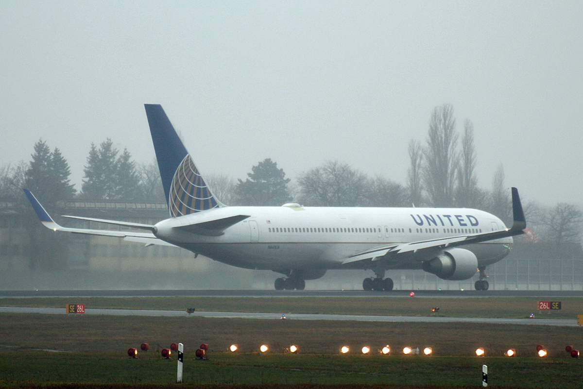 United Airlines, Boeing B 767-322(ER), N641UA, TXL, 26.12.2018