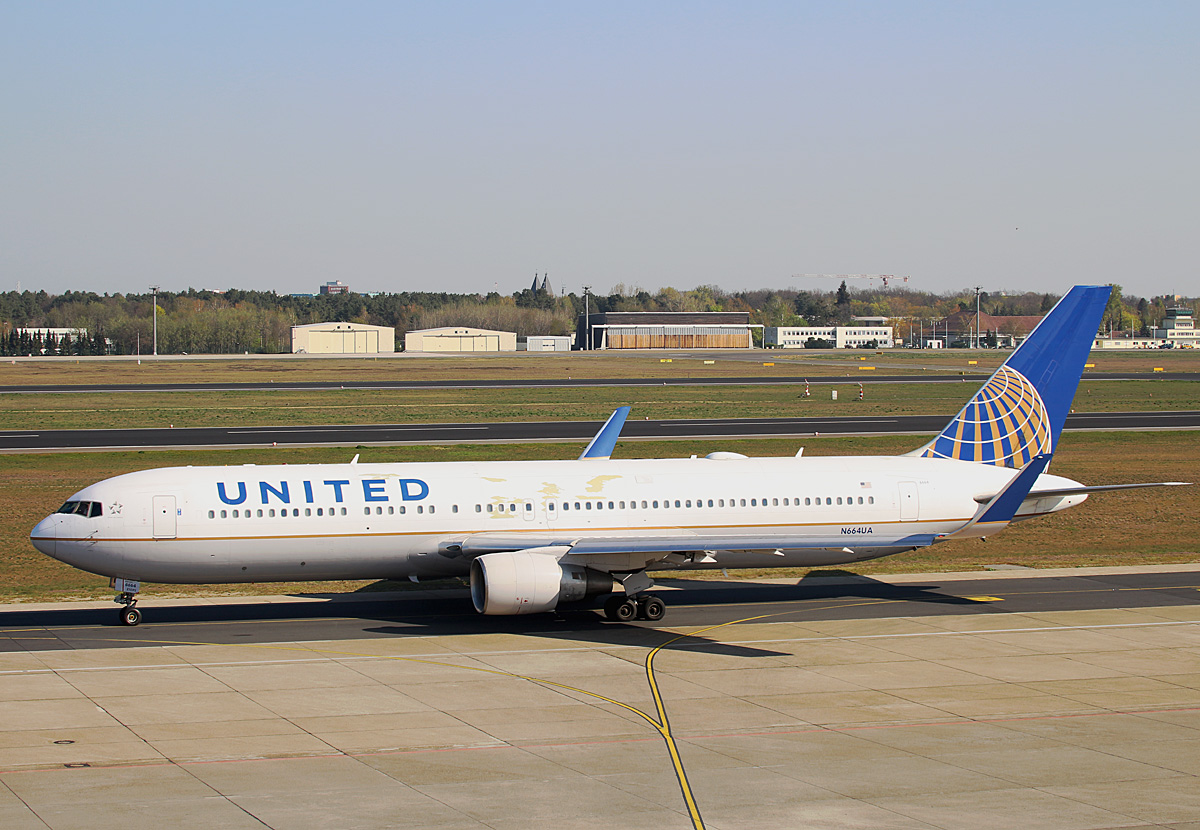United Airlines, Boeing B 767-322(ER), N664UA, TXL, 19.04.2019