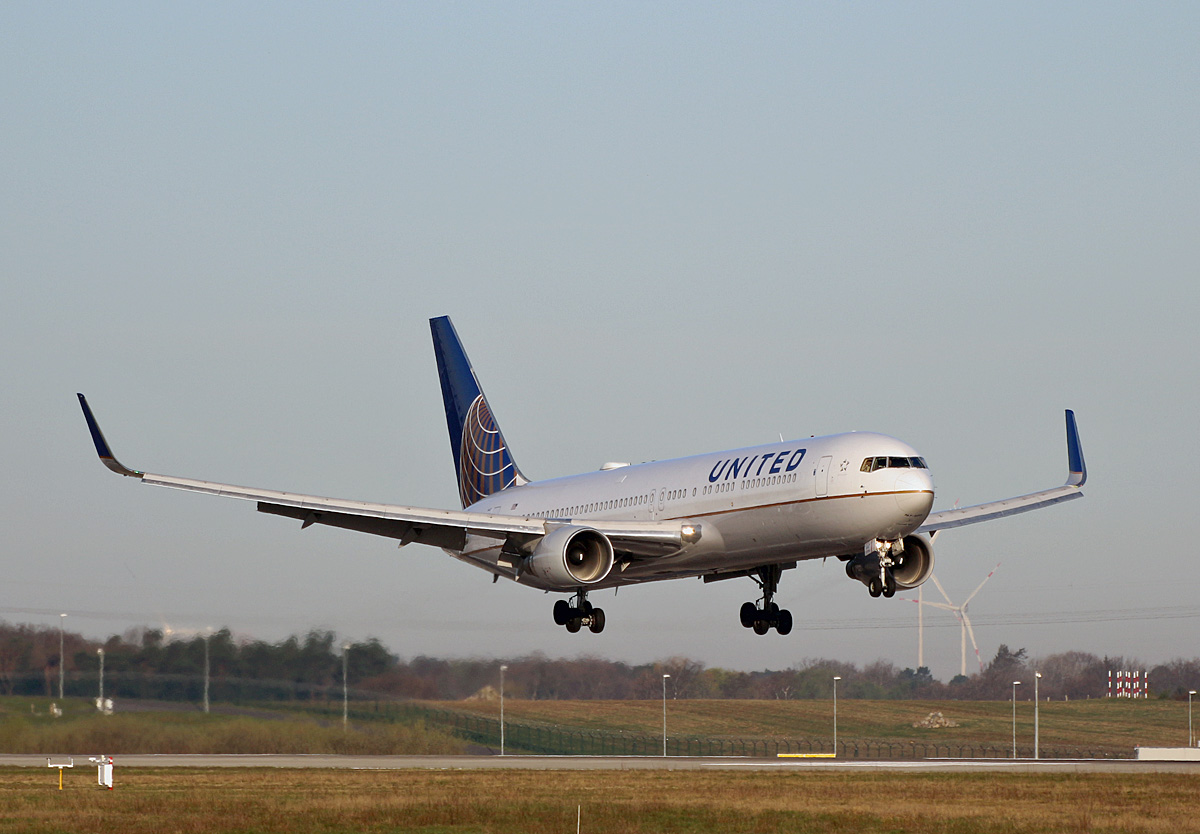 United Airlines, Boeing B 767-322(ER), N647UA, BER, 17.04.2022