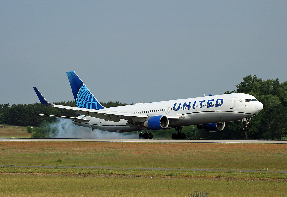 United Airlines, Boeing B 767-322(ER), N648UA, BER, 04.06.2022