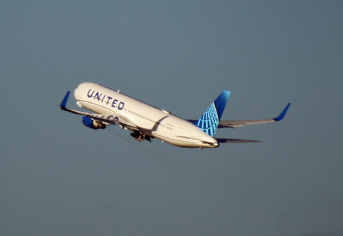 United Airlines, Boeing B 767-322(ER), N654UA, BER, 29.12.2022