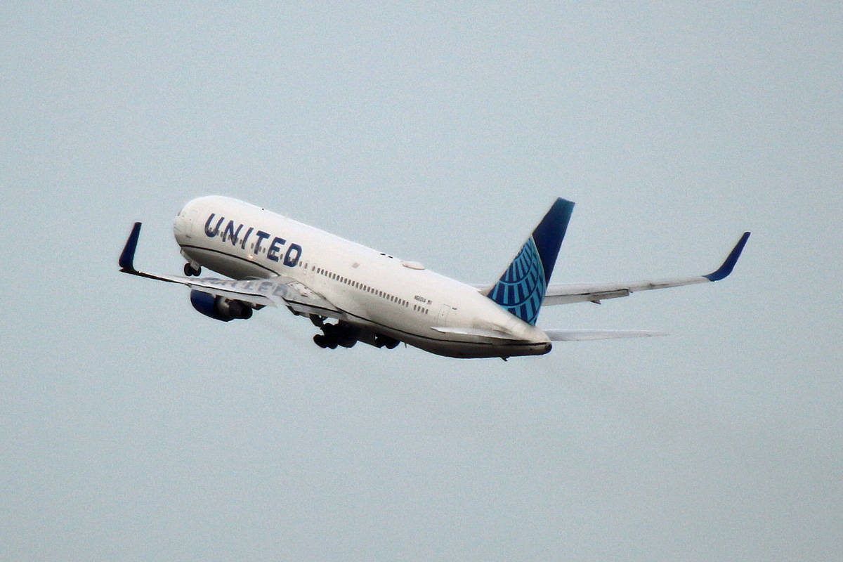 United Airlines, Boeing B 767-322(ER), N660UA, BER, 30.09.2023