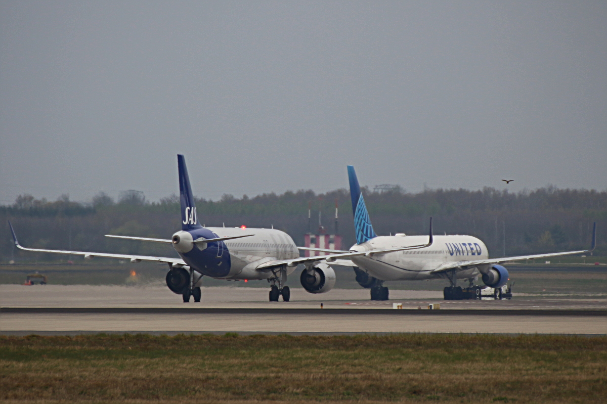 United Airlines, Boeing B 767-322(ER), N673UA, SAS Connect, Airbus A 320-251N, EI-SIV, BER, 12.04.2026
