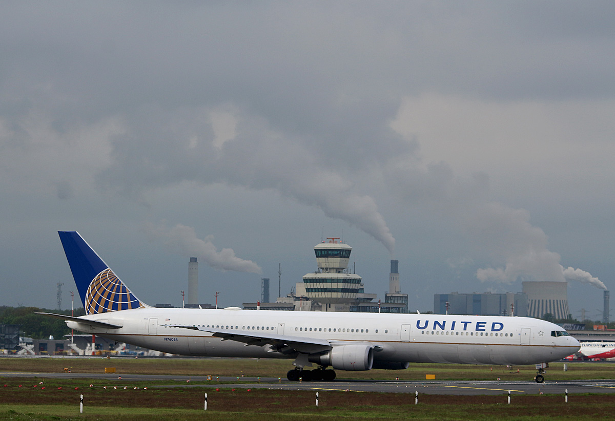 United Airlines, Boeing B 767-424(ER), N76064, TXL, 07.05.2017