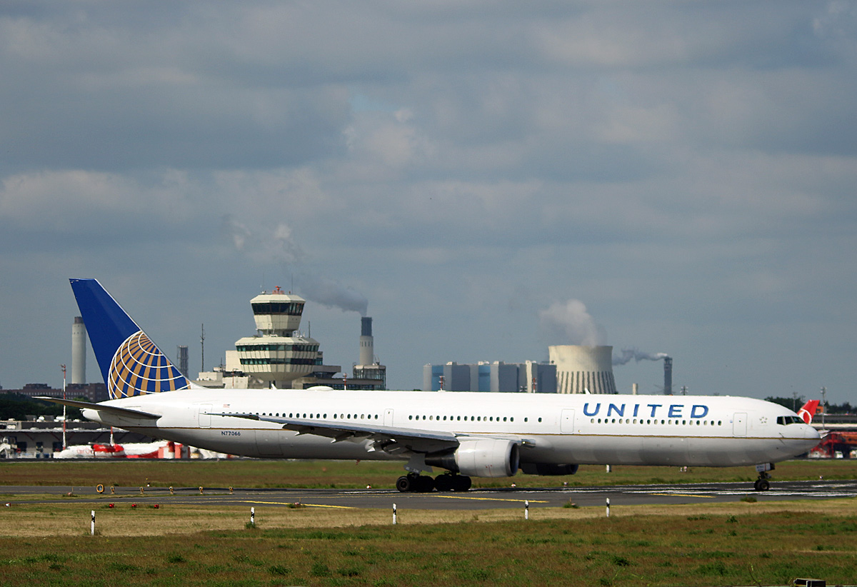 United Airlines, Boeing B 767-424(ER), N77066, TXL, 25.05.2017