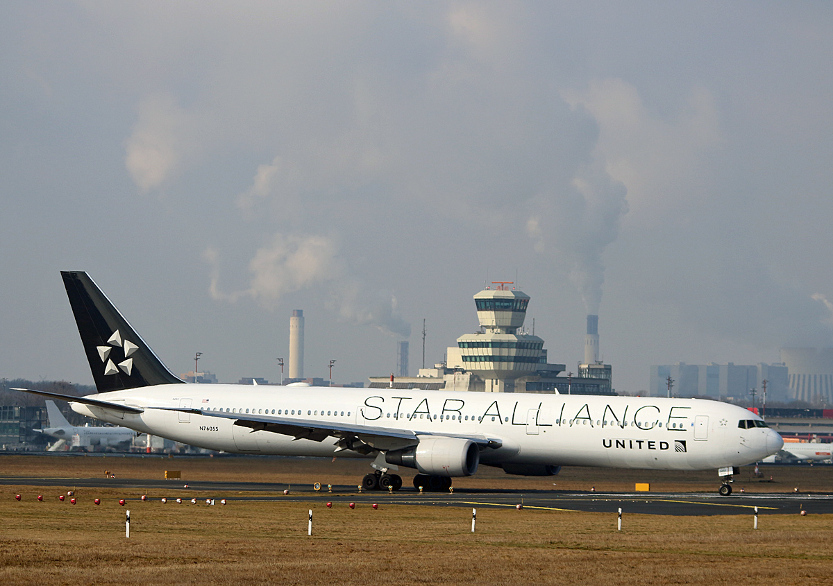United Airlines, Boeing B 767-424(ER), N76055, TXL, 02.04.2018