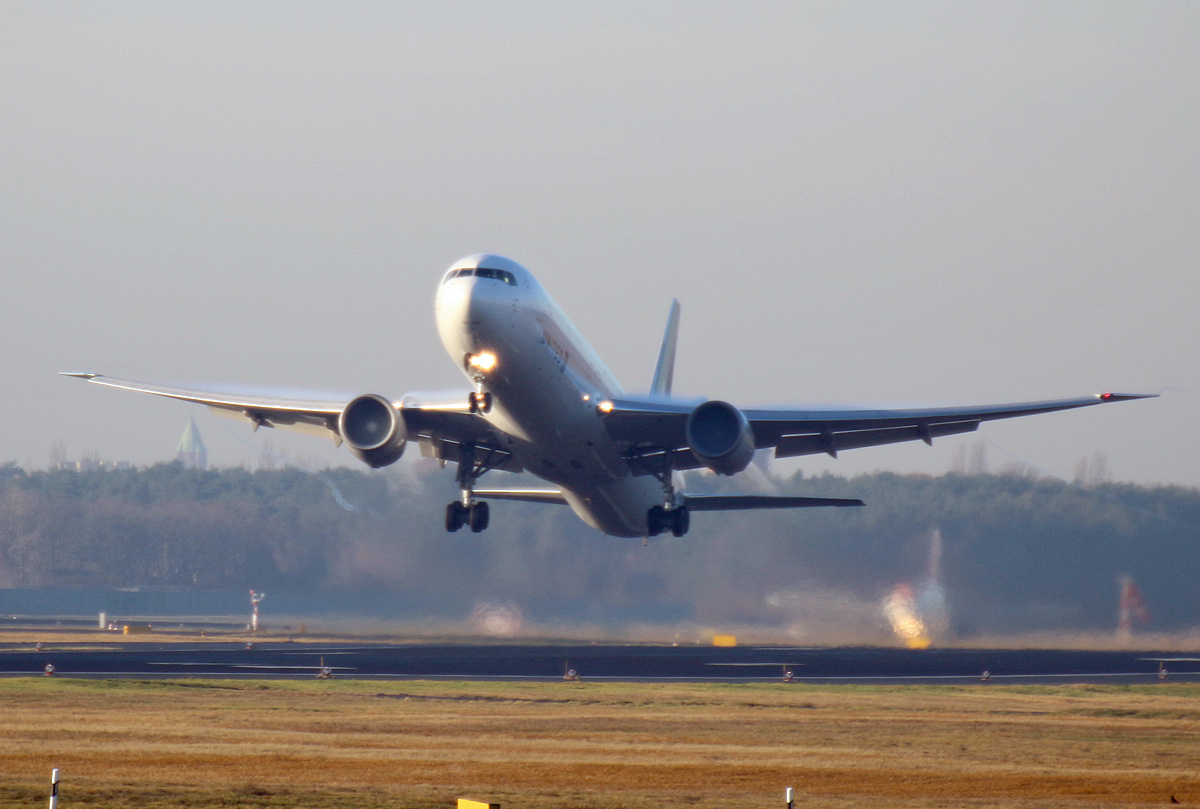 United Airlines, Boeing B 767-424(ER), N76055, TXL, 20.12.2019