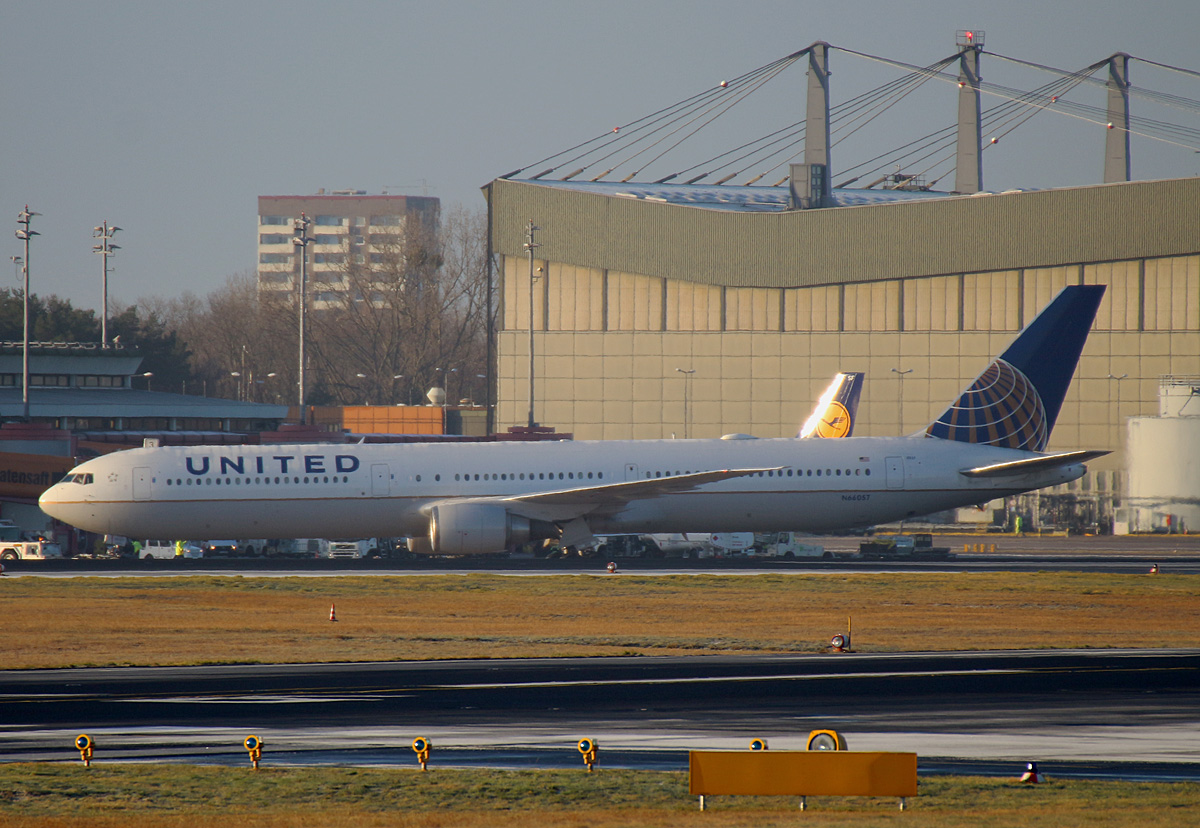 United Airlines, Boeing B 767-424(ER), N66057, TXL, 05.01.2020