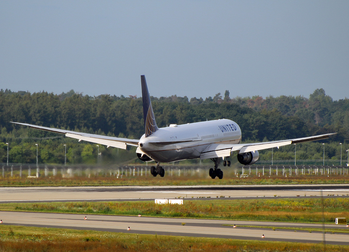 United Airlines, Boeing B 767-424(ER), N67058, BER, 13.08.2023