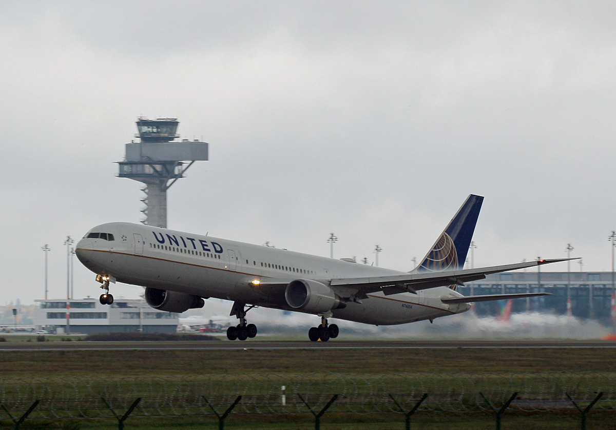United Airlines, Boeing B 767-424(ER), N76054, BER, 28.10.2023