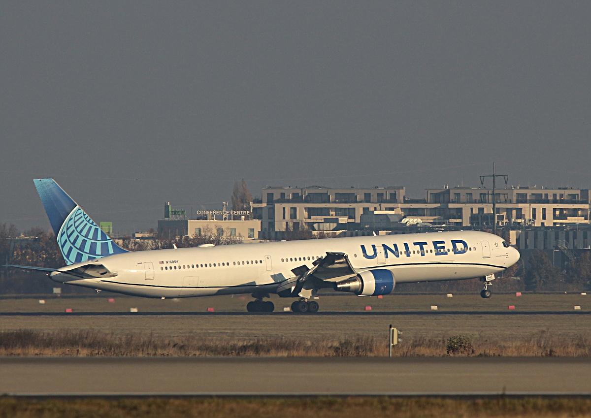 United Airlines, Boeing B 767-424(ER), N76064, BER, 07.11.2025