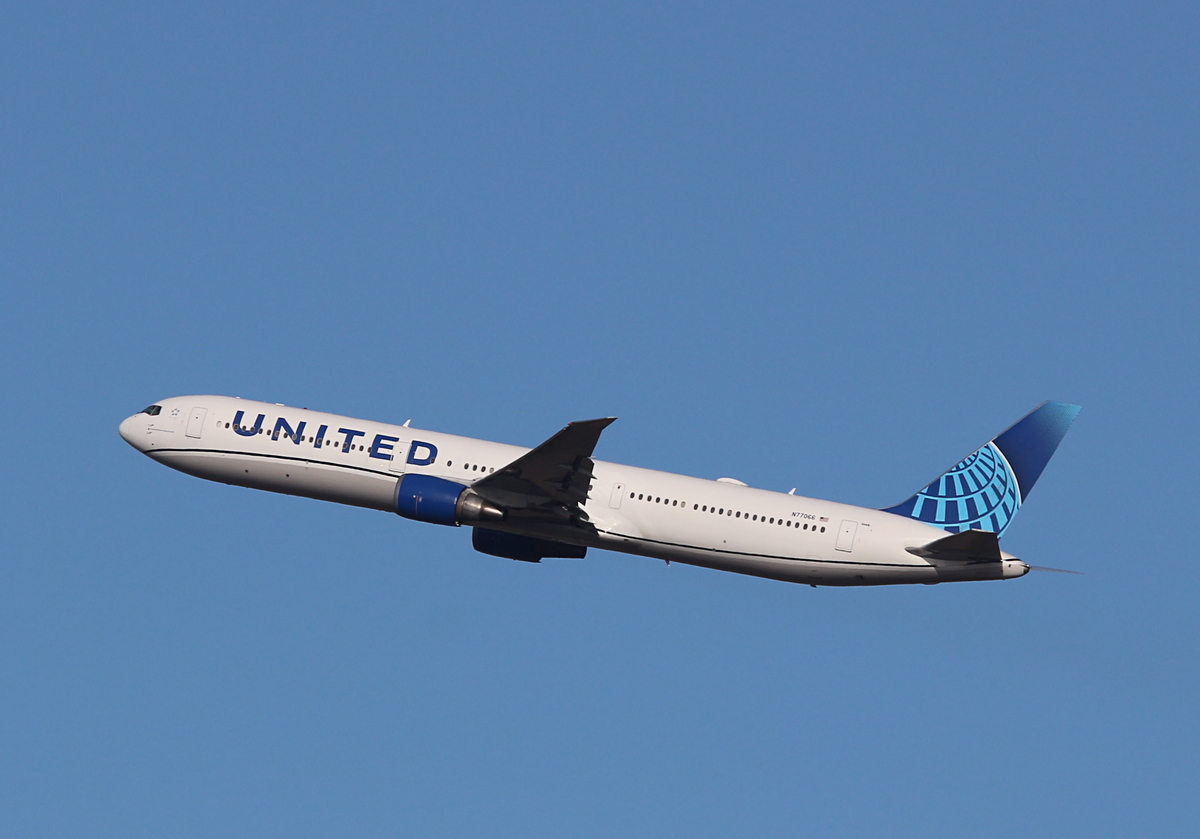 United Airlines, Boeing B 767-424(ER), N77066, BER, 01.03.2026